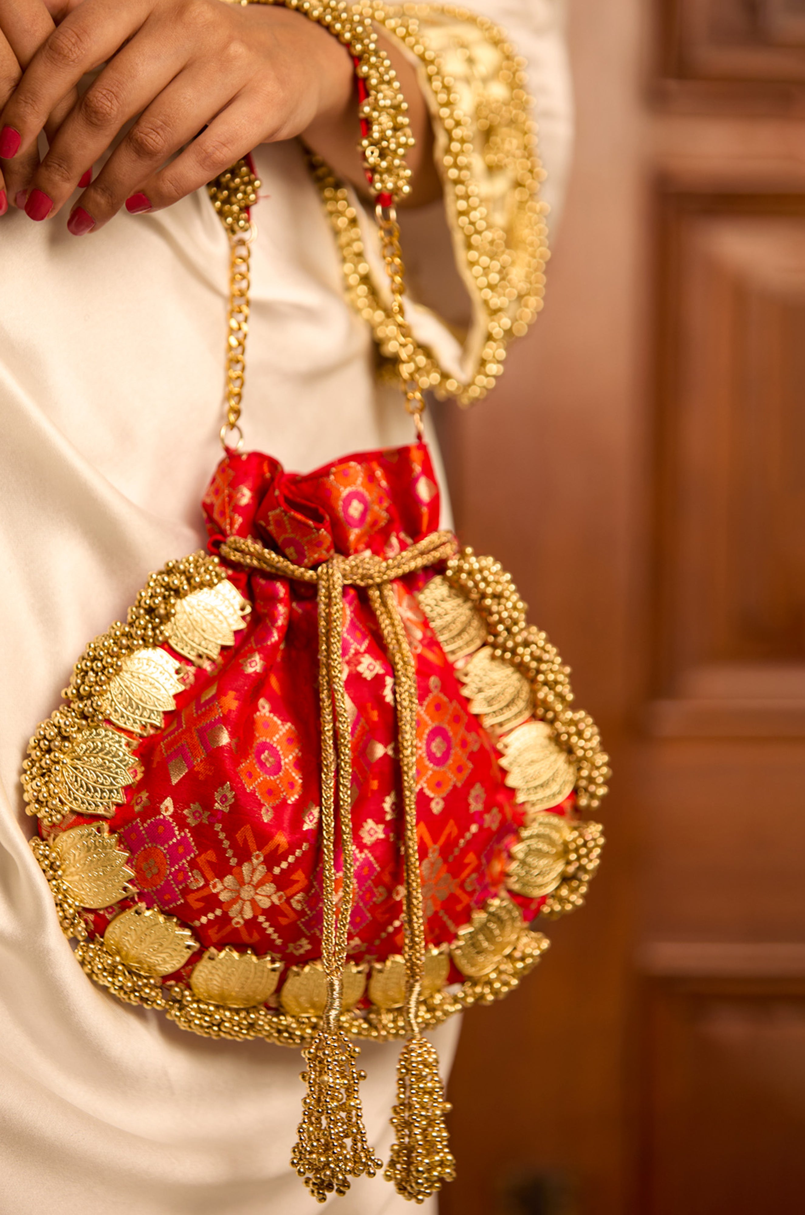 Avika Red (Potli)