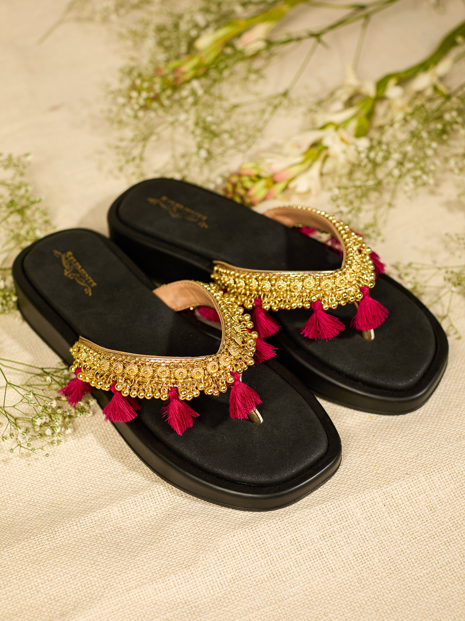 Aavya Black (Slider)