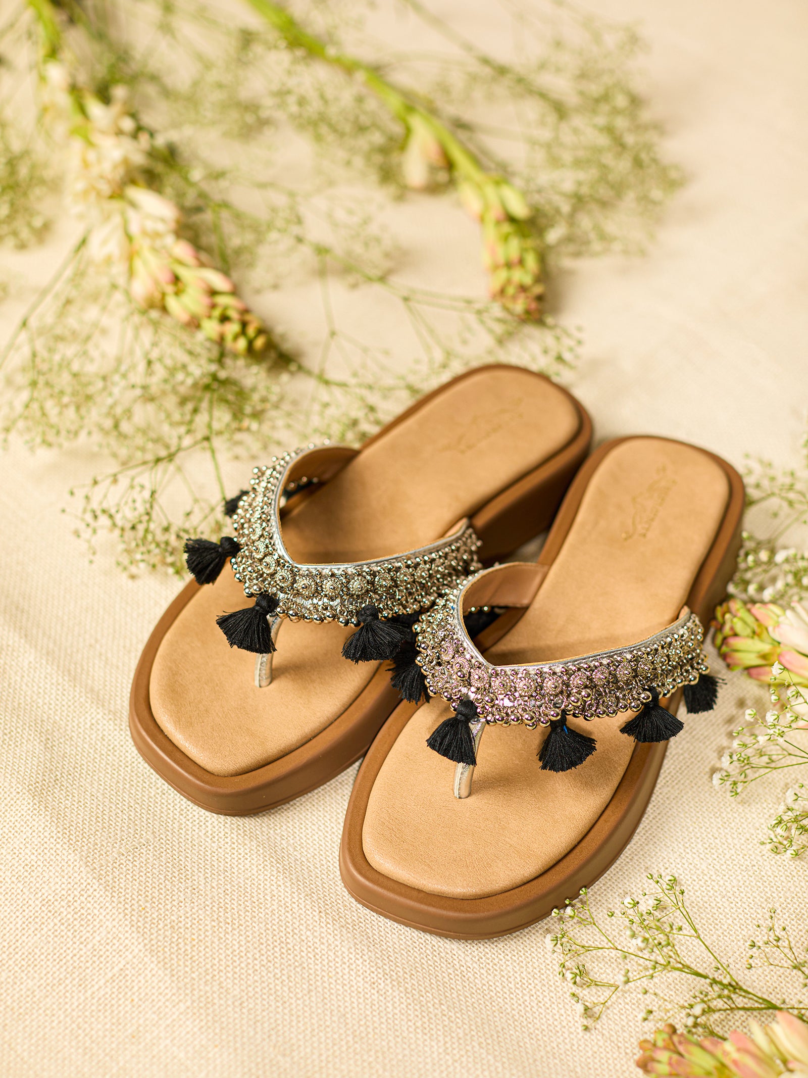 Aavya Black (Slider)