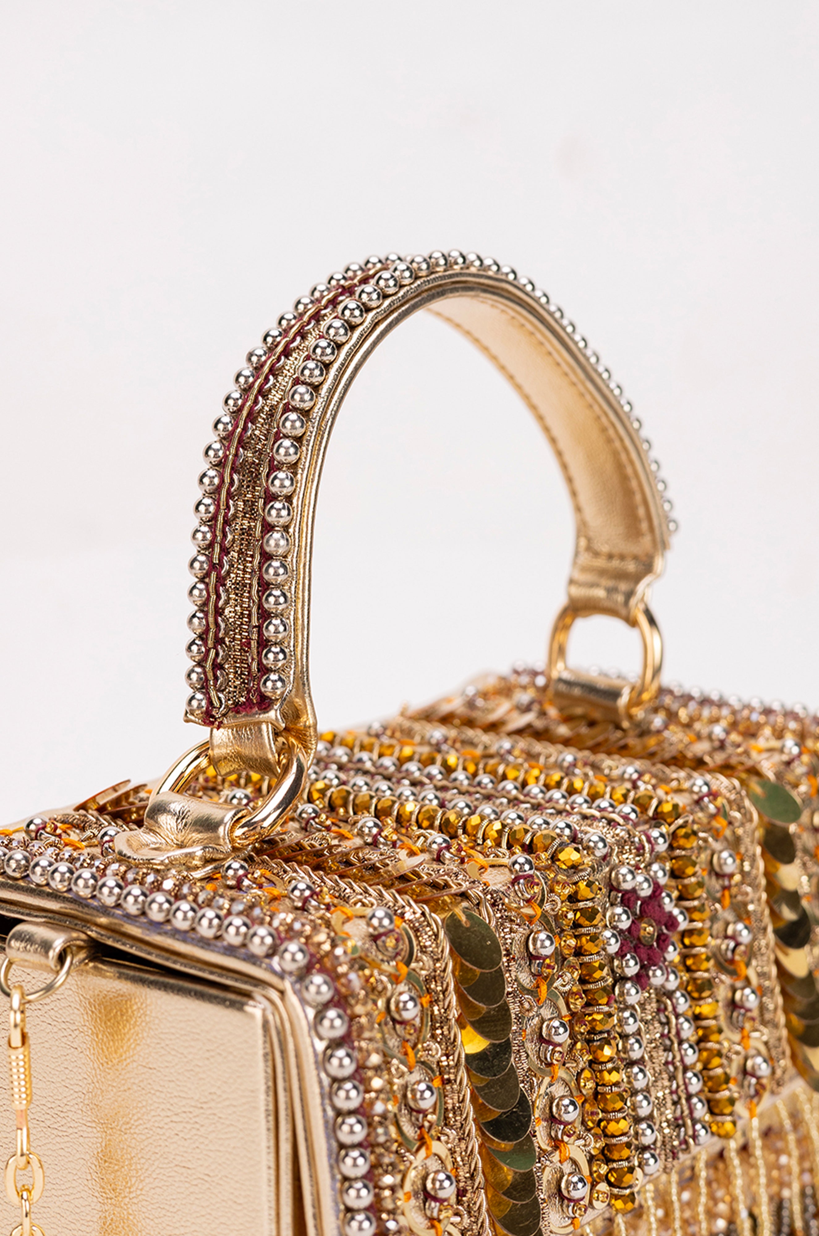 Aadvika (Clutch)