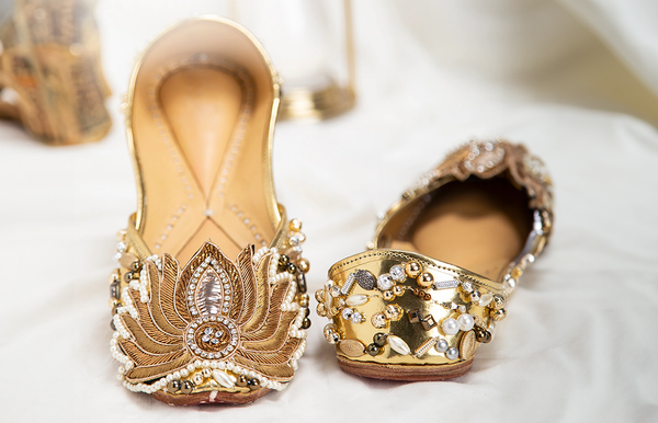 Step into Elegance: 5 Must-Have Wedding Juttis for the Perfect Bridal Ensemble