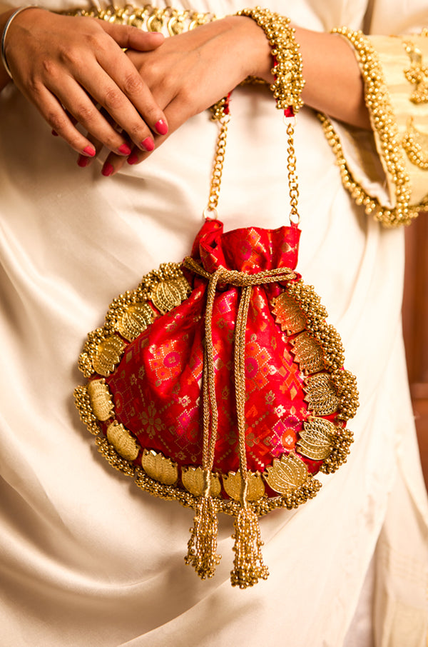 Avika Red Potli