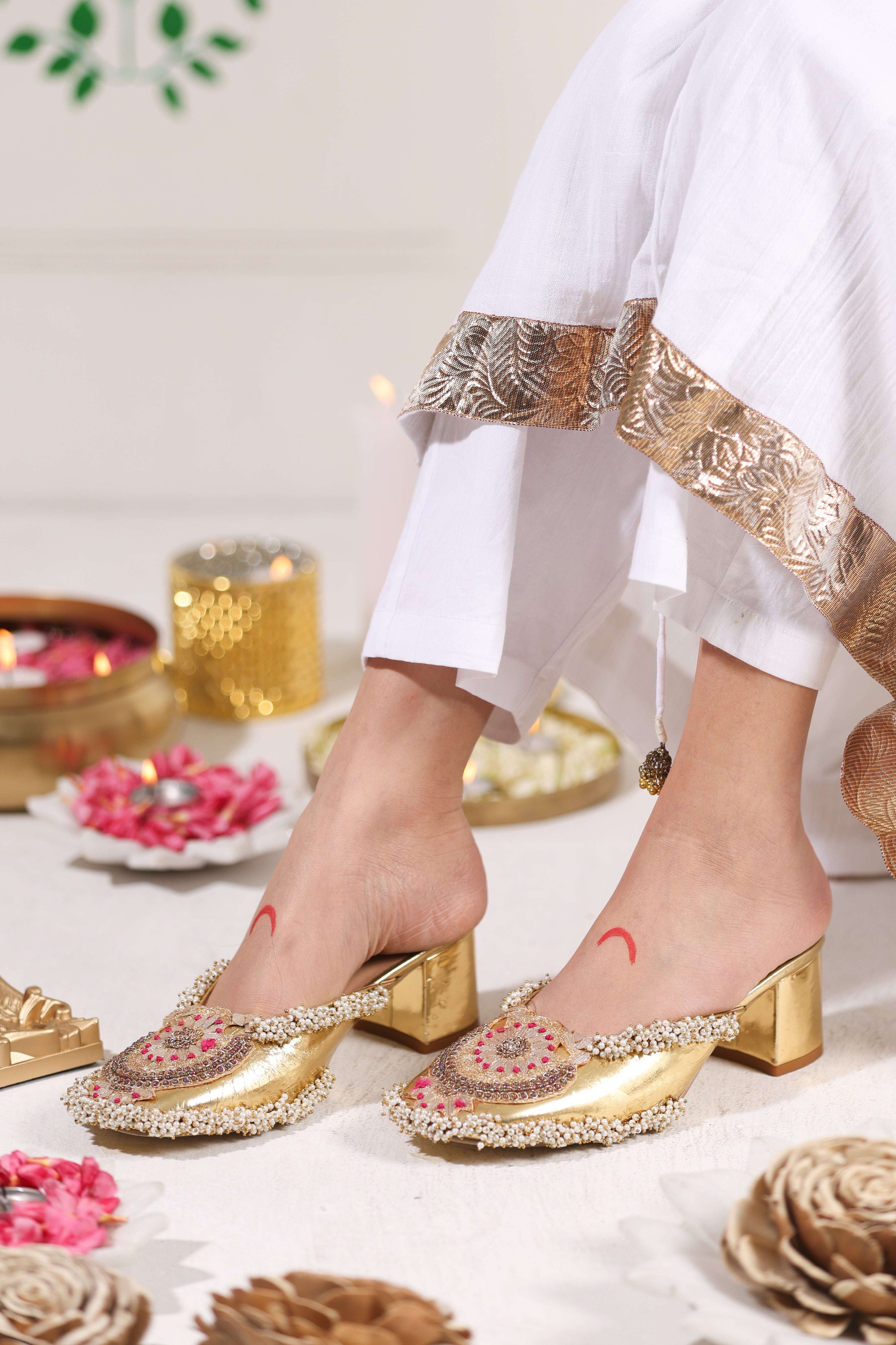 Golden Crown (Mule Heel)