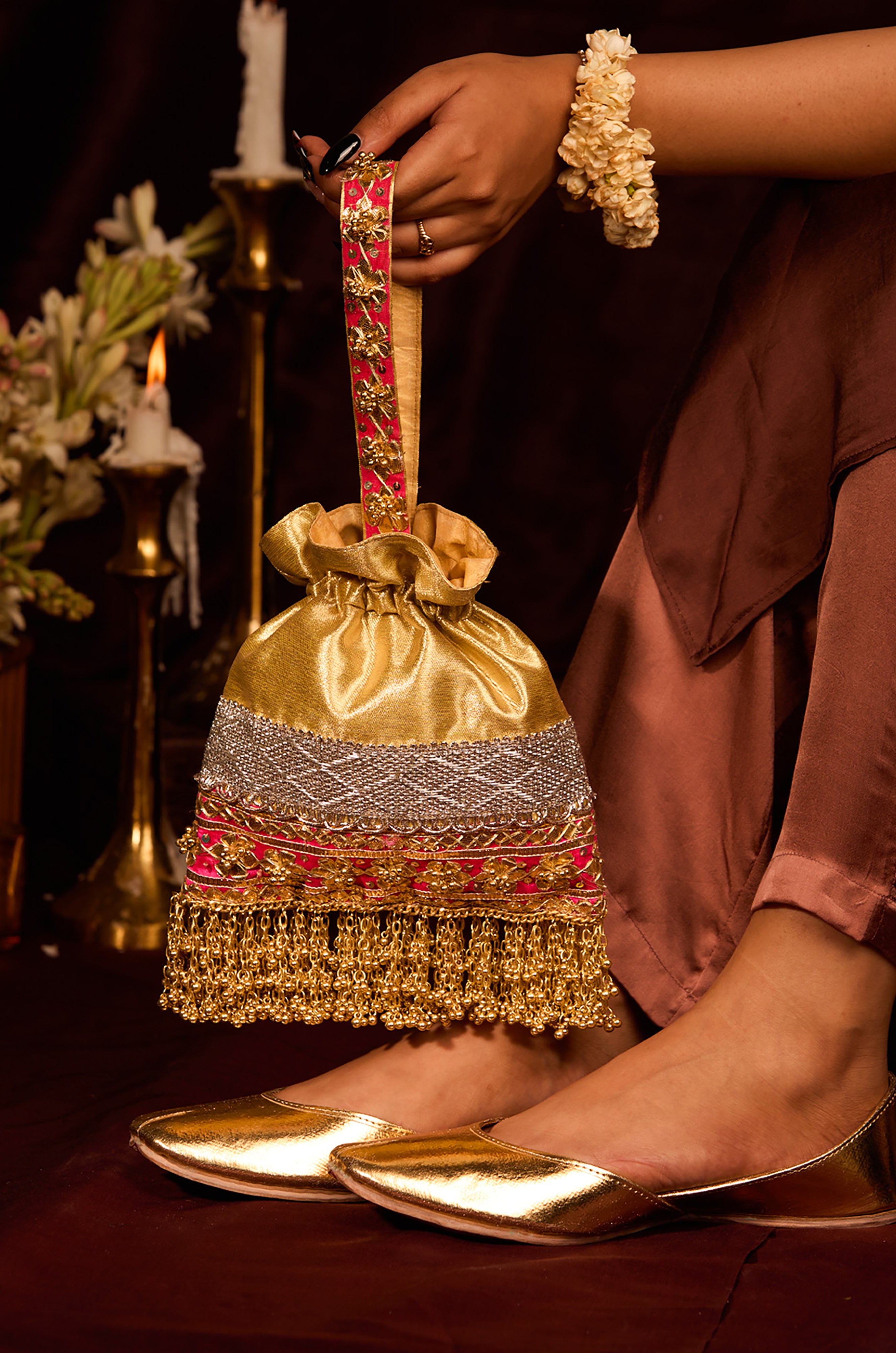 Flora Jutti & Prisha Gold Potli