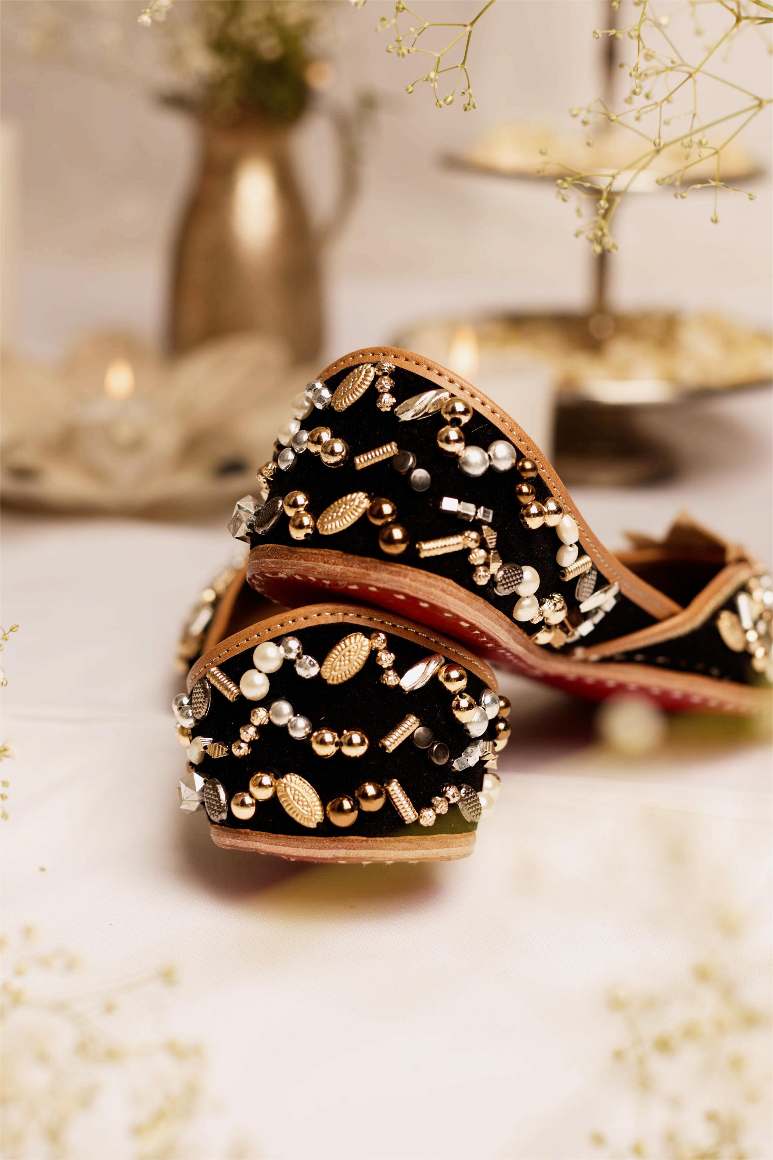 Gold Lotus Black (Jutti)