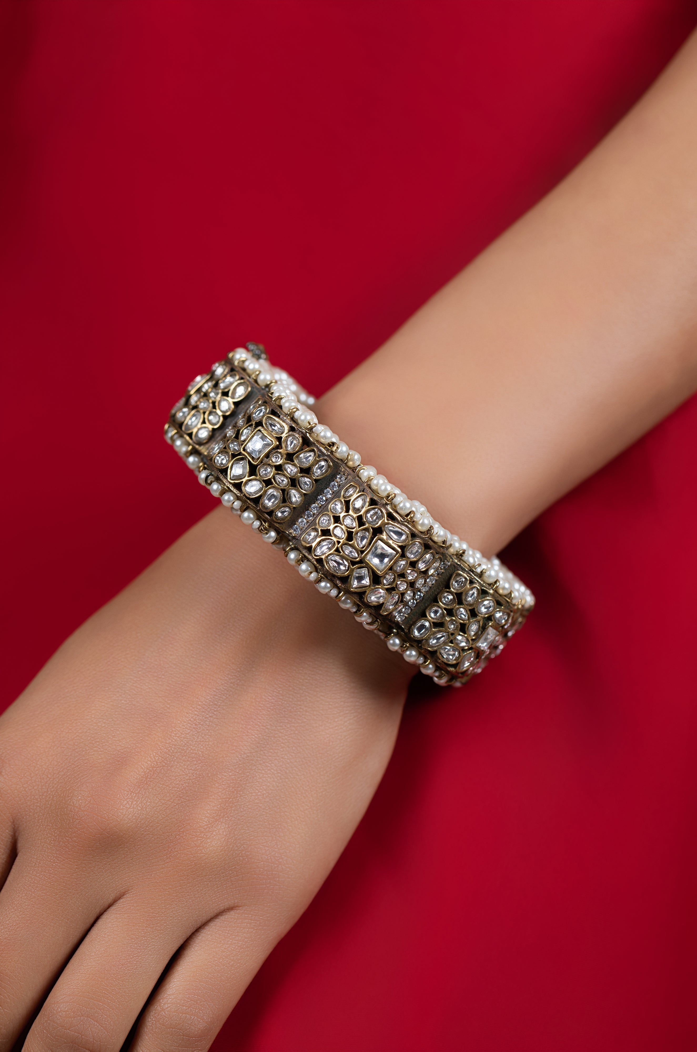 Riyana Kundan Pearl Kada